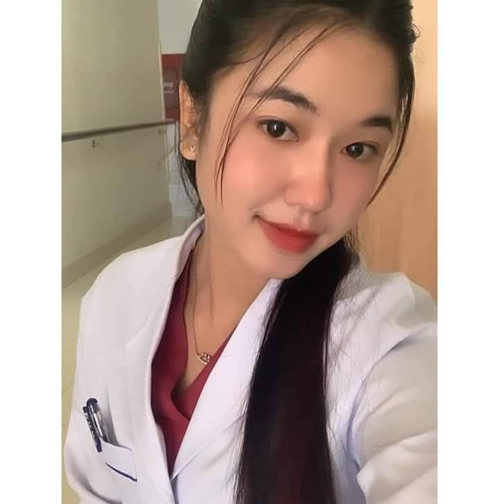 Person wearing a white coat in an indoor setting