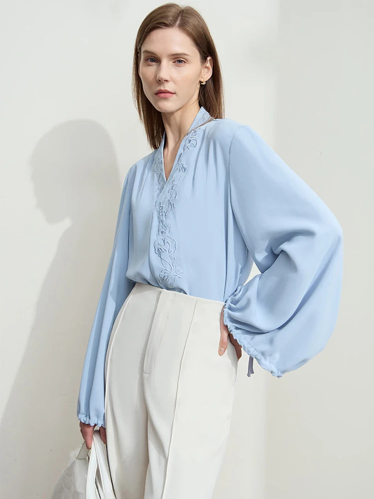 អាវស្រី Amii Chiffon រដូវស្លឹកឈើជ្រុះឆ្នាំ ២០២៦ អាវក V ថ្មីប៉ាក់អក្សរលើអាវដៃវែងឆើតឆាយសម្រាប់ស្ត្រីរលុង ១២៤២១០២៨