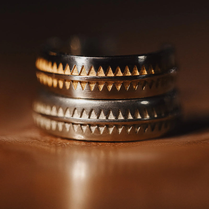 ចិញ្ចៀន Maden Vintage Open Ring រចនាបថ Navajo ពណ៌ស លង្ហិន ចិញ្ចៀនម្រាមដៃអាចលៃតម្រូវបាន Unisex គ្រឿងអលង្ការជនជាតិសម្រាប់បុរសស្ត្រីគូស្នេហ៍អំណោយ