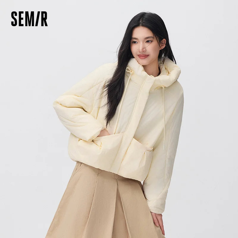 អាវក្រៅ Semir សម្រាប់នារី មានក្រណាត់ មានហ៊ូដ រាងប៉េងប៉ោង រលុង ស្ទីលតិចតួចបំផុត ឆ្នាំ២០២៦ ស្ទីលស្លៀកពាក់ប្រចាំថ្ងៃរដូវរងាថ្មី ស្ទីលធម្មតាសម្រាប់ទីក្រុង