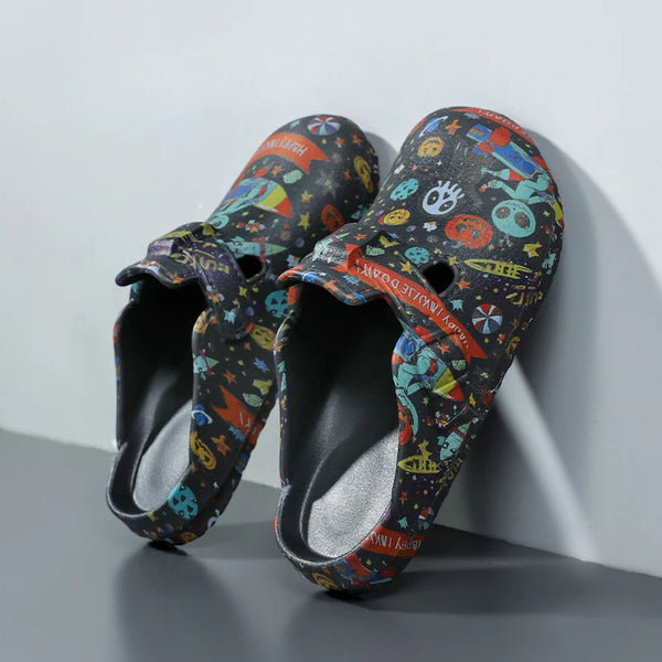 Men's Cartoon Alien Space Print Closed Toe Slip On Clogs Strap-Free EVA Waterproof Casual Indoor Outdoor Mules Slide sandals