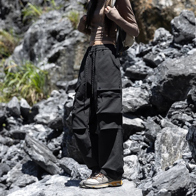 American Style Urban Outdoor Parachute Pants – Lightweight Relaxed Fit Streetwear Trousers with Large Patch Pockets