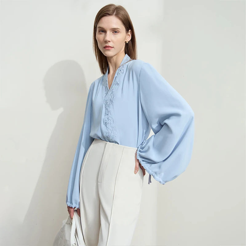 អាវស្រី Amii Chiffon រដូវស្លឹកឈើជ្រុះឆ្នាំ ២០២៦ អាវក V ថ្មីប៉ាក់អក្សរលើអាវដៃវែងឆើតឆាយសម្រាប់ស្ត្រីរលុង ១២៤២១០២៨