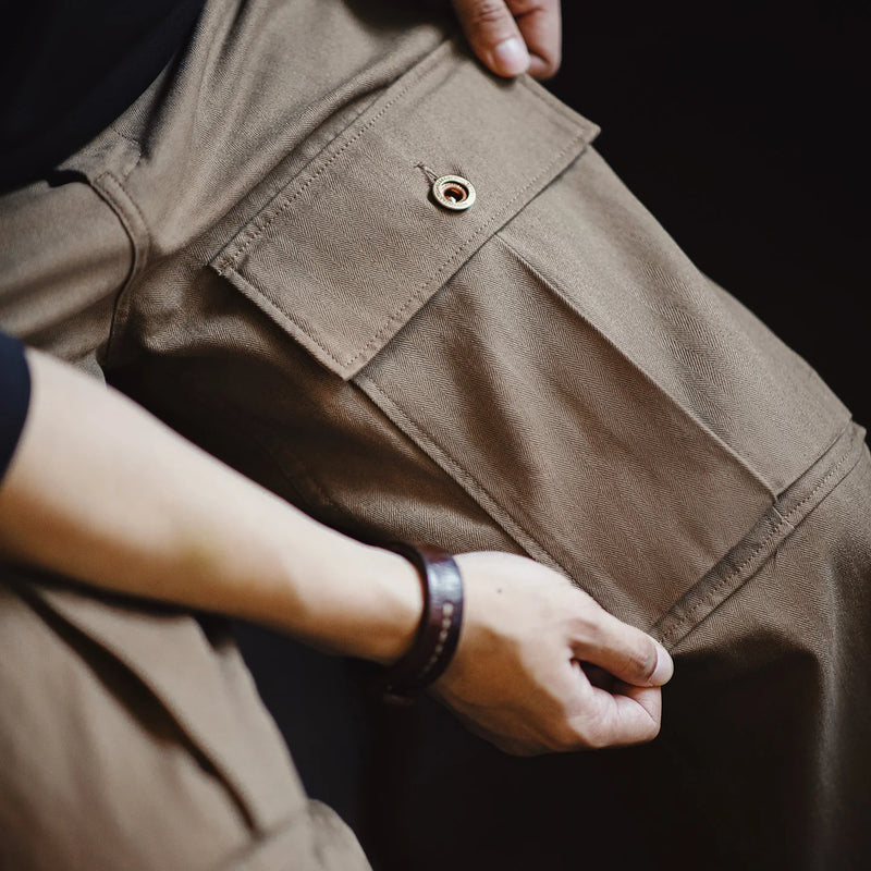 ខោ Maden Vintage M43 រចនាឡើងដោយពណ៌ Khaki Herringbone ត្បាញពីកប្បាស 100% មានហោប៉ៅច្រើន ស្រួលស្លៀក ស្អាត សមឥតខ្ចោះ សម្រាប់ធ្វើដំណើរ រដូវស្លឹកឈើជ្រុះ