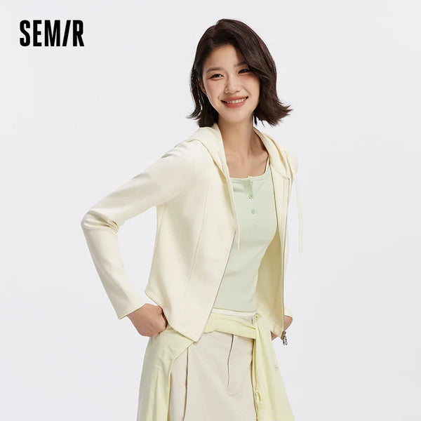 អាវក្រៅស្ត្រី Semir ខ្លីស្តើង បន្ទះរឹង មានមួក ស្មាធម្មតា ស្ទីលធម្មតា រដូវស្លឹកឈើជ្រុះ សម្លៀកបំពាក់ខាងក្រៅប្រចាំថ្ងៃ 2026