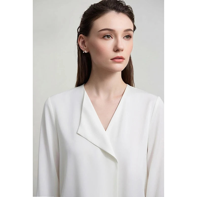 អាវស្រី Amii Minimalist សម្រាប់រដូវស្លឹកឈើជ្រុះឆ្នាំ ២០២៦ អាវថ្មីរាងអក្សរ V កអាវមិនស្មើគ្នា អាវ Chiffon រលុង អាវការិយាល័យ អាវធម្មតាឆើតឆាយ 12621100