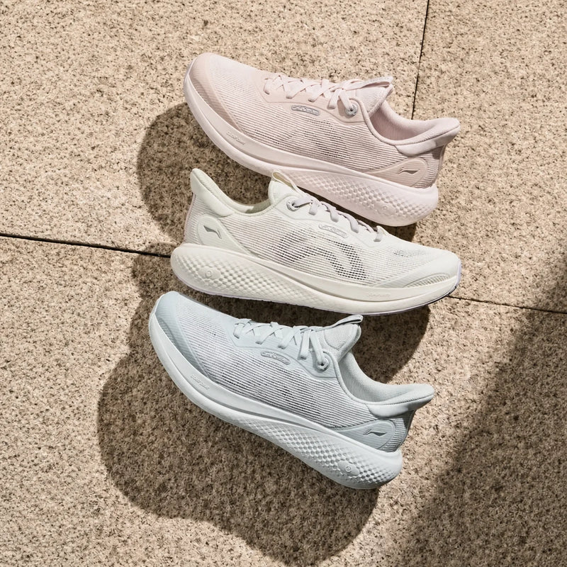 ស្បែកជើង Li-Ning សម្រាប់នារី SOFT GO 3 V2 របៀបរស់នៅ COMFOAM មានខ្យល់ចេញចូលបានល្អ ឆ្លុះបញ្ចាំងពន្លឺ ទាន់សម័យ ស្បែកជើងធម្មតា AGLW028