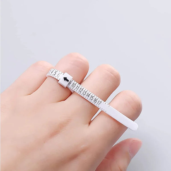 ឧបករណ៍វាស់ទំហំម្រាមដៃ Deluxe ទំហំ 1/2 ដុំ វាស់ទំហំចិញ្ចៀនបានយ៉ាងត្រឹមត្រូវ ងាយស្រួលប្រើ វាស់វែងបានច្បាស់លាស់ ល្អសម្រាប់អ្នកចូលចិត្តគ្រឿងអលង្ការ។