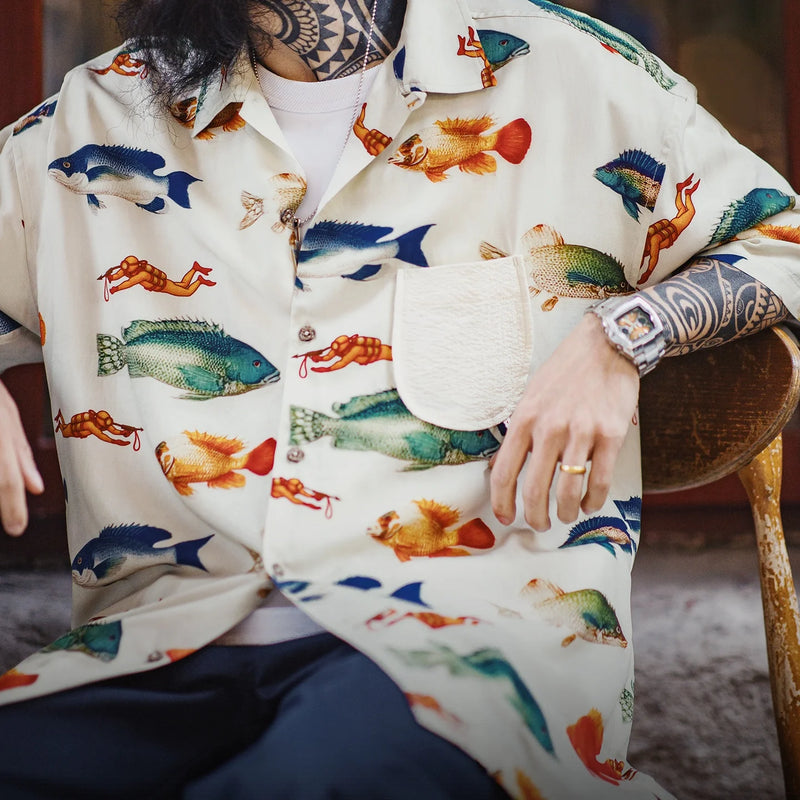 អាវយឺតបុរស Maden បែប Retro Hawaiian Fish Print Coloured Collar Shirt អាវដៃខ្លីរលុងស្រាលសម្រាប់រដូវក្តៅ អាវឆ្នេរខ្សាច់ កអាវគុយបា