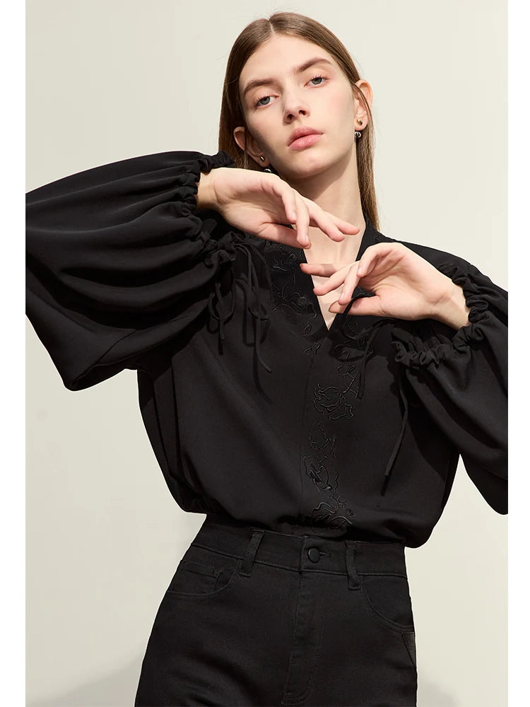 អាវស្រី Amii Chiffon រដូវស្លឹកឈើជ្រុះឆ្នាំ ២០២៦ អាវក V ថ្មីប៉ាក់អក្សរលើអាវដៃវែងឆើតឆាយសម្រាប់ស្ត្រីរលុង ១២៤២១០២៨