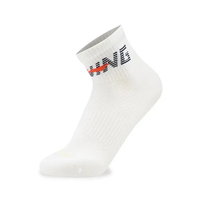 ស្រោមជើងកីឡា Li-Ning Unisex មានខ្យល់ចេញចូលបានល្អ មានផាសុកភាព ទំហំ 22-28 សង់ទីម៉ែត្រ អក្សរ LiNing សម្រាប់បុរស និងស្ត្រី ស្រោមជើងកជើងធម្មតា AWSW069