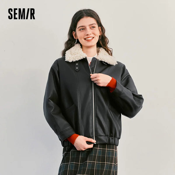 អាវធំស្ត្រី Semir ស្បែក PU សិប្បនិម្មិត រោមចៀមសិប្បនិម្មិត រចនាបថបែបបន្ទះ កអាវបត់ចុះក្រោម ទំហំធំ សមល្មម រចនាប័ទ្មធម្មតាសម្រាប់ទីក្រុង ឆ្នាំ២០២៦ រដូវរងា