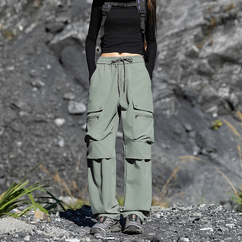 American Style Urban Outdoor Parachute Pants – Lightweight Relaxed Fit Streetwear Trousers with Large Patch Pockets