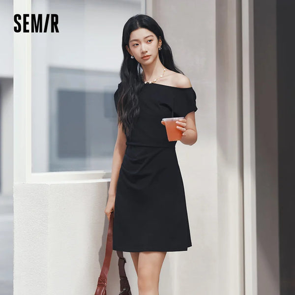 រ៉ូបស្ត្រី Semir ស្មាម្ខាង ក ចង្កេះផ្នត់ រឹង ត្រជាក់ មានអារម្មណ៍តូច រដូវក្តៅ 2026 រចនាប័ទ្មតិចតួចបំផុត ម៉ូដ អាវធំ