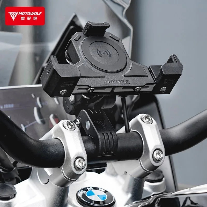 ជើងទ្រទូរសព្ទដៃម៉ូតូ Motowolf រាងត្រីកោណ ដែលអាចស្រូបយកឆក់បាន ជាប្រភេទជើងទ្រជាប់ ដែលអាចសាកថ្មឥតខ្សែបានតាមរយៈ USB។