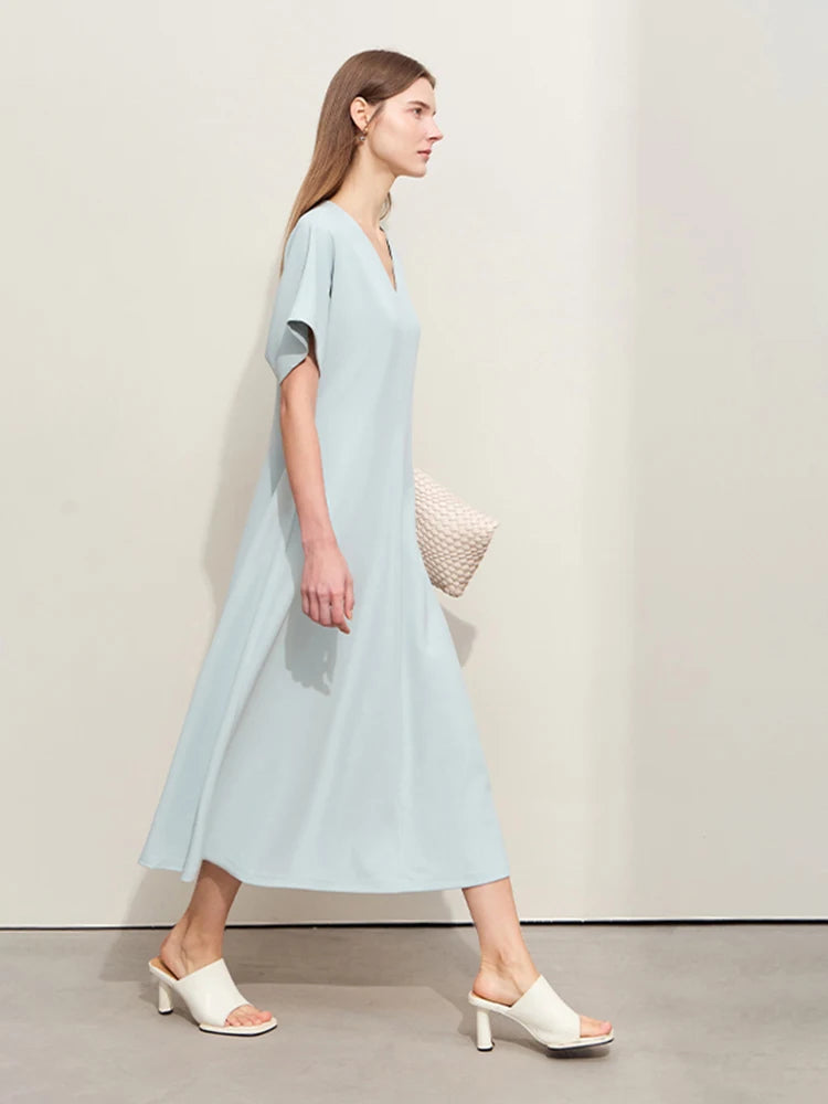 រ៉ូប Amii Minimalism សម្រាប់នារី រដូវក្តៅ ឆ្នាំ២០២៤ រ៉ូបថ្មី V-neck ដៃអាវ Raglan ស្ដើងវែង A-Line Chic ពណ៌ខ្មៅ សម្រាប់នារី 12442119