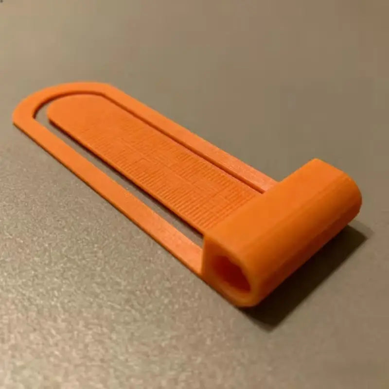 2pcs random Wooden Pencil Bookmark & Pen Holder – Plastic Clip Marks Pages, Convenient for Reading Journaling