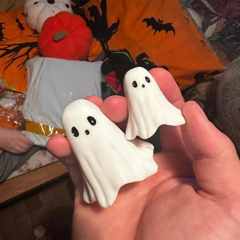 Cute ghost statue of middle finger, scary ghost figurines, holiday home decorations, Halloween decorations，Small Mini Decoration
