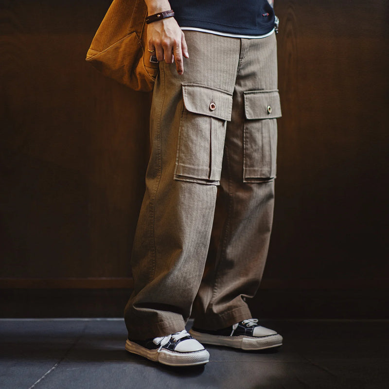 ខោ Maden Vintage M43 រចនាឡើងដោយពណ៌ Khaki Herringbone ត្បាញពីកប្បាស 100% មានហោប៉ៅច្រើន ស្រួលស្លៀក ស្អាត សមឥតខ្ចោះ សម្រាប់ធ្វើដំណើរ រដូវស្លឹកឈើជ្រុះ