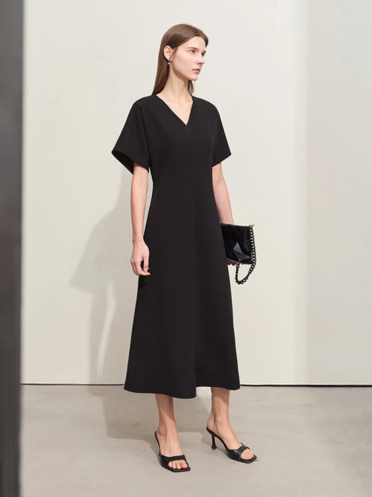 រ៉ូប Amii Minimalism សម្រាប់នារី រដូវក្តៅ ឆ្នាំ២០២៤ រ៉ូបថ្មី V-neck ដៃអាវ Raglan ស្ដើងវែង A-Line Chic ពណ៌ខ្មៅ សម្រាប់នារី 12442119