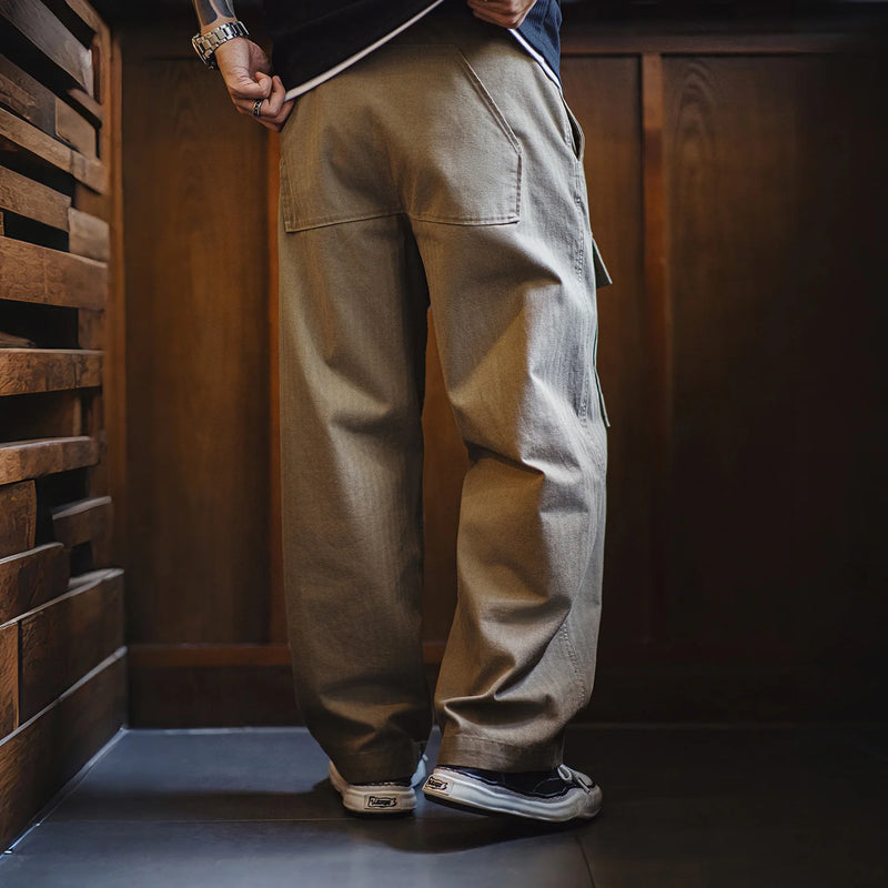 ខោ Maden Vintage M43 រចនាឡើងដោយពណ៌ Khaki Herringbone ត្បាញពីកប្បាស 100% មានហោប៉ៅច្រើន ស្រួលស្លៀក ស្អាត សមឥតខ្ចោះ សម្រាប់ធ្វើដំណើរ រដូវស្លឹកឈើជ្រុះ