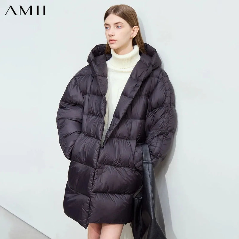 អាវក្រៅ AMII Minimalist មានមួកសម្រាប់ស្ត្រី 2026 រដូវរងាថ្មី អាវក្រៅរោមទាក្តៅ ជាមួយខ្សែក្រវ៉ាត់ម៉ាញេទិក 12424001