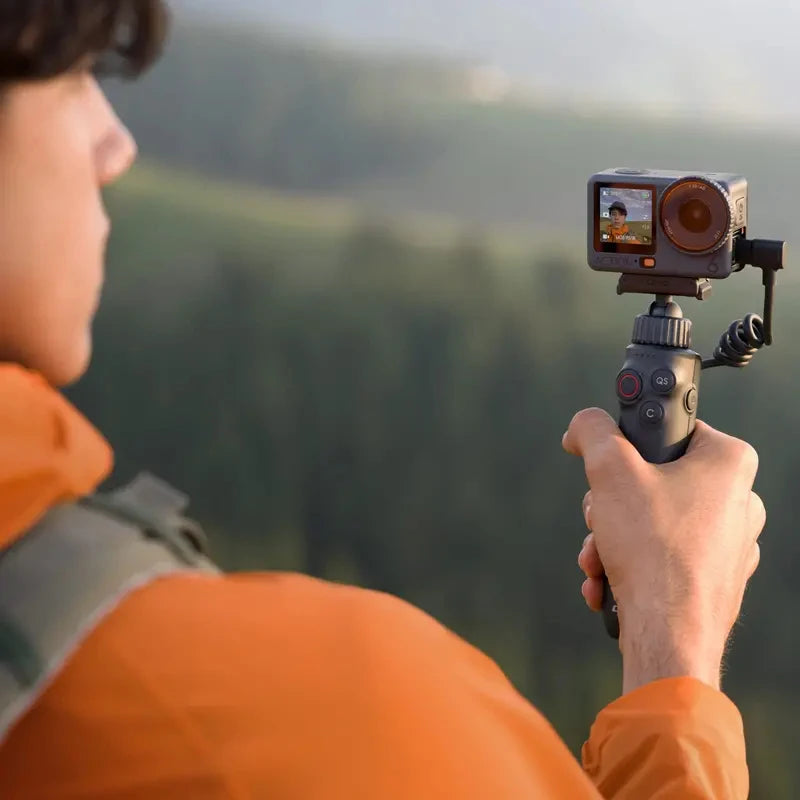 DJI Osmo Action Dual-Direction Battery Handle Built-in 4900 mAh battery provides long-lasting power for DJI Osmo Action 6