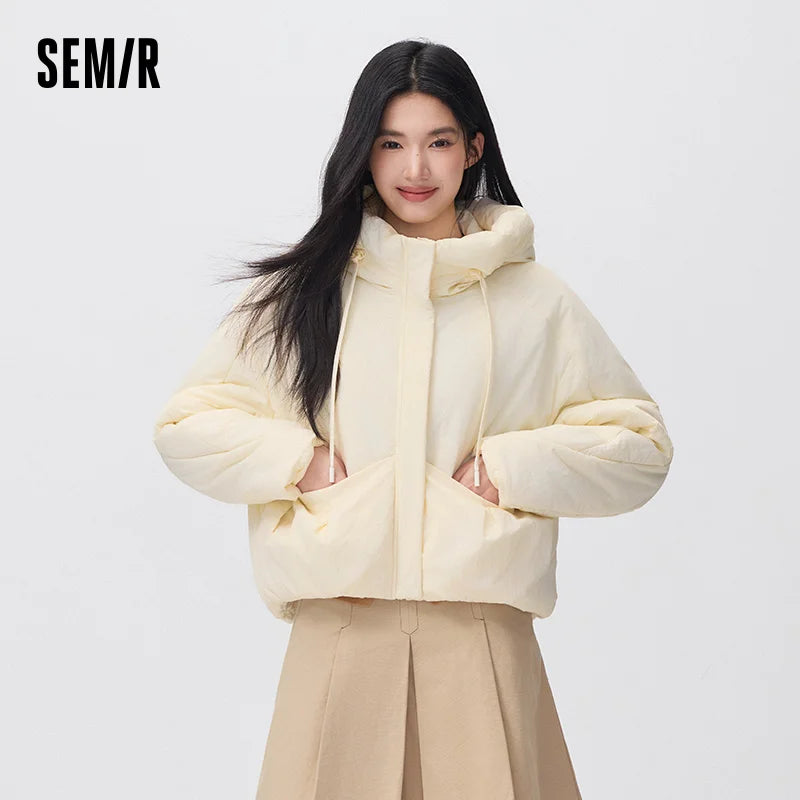 អាវក្រៅ Semir សម្រាប់នារី មានក្រណាត់ មានហ៊ូដ រាងប៉េងប៉ោង រលុង ស្ទីលតិចតួចបំផុត ឆ្នាំ២០២៦ ស្ទីលស្លៀកពាក់ប្រចាំថ្ងៃរដូវរងាថ្មី ស្ទីលធម្មតាសម្រាប់ទីក្រុង