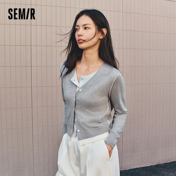 អាវក្រៅ Semir សម្រាប់នារី ក V រាងដូចស្រទាប់ស្មា សមសម្រាប់រដូវស្លឹកឈើជ្រុះ ឆ្នាំ២០២៦ អាវយឺតប៉ាក់ប្រចាំថ្ងៃតិចតួចបំផុត