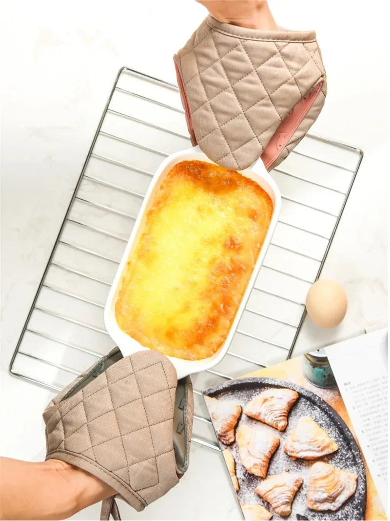 1PC Fish Shaped Silicone Anti Scald Oven Gloves Kitchen Silicone Gloves Tray Dish Holder Oven Gloves Multi-purpose Gloves 1PC