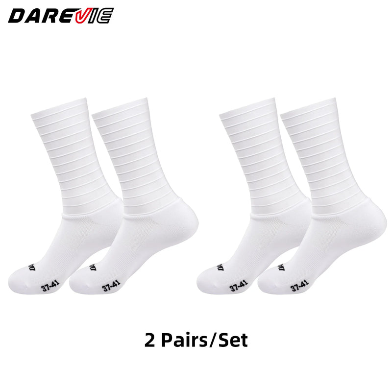 ស្រោមជើងជិះកង់បុរស DAREVIE Aero 2 គូ ល្បឿនលឿន កាត់បន្ថយភាពធន់ ស្រោមជើងកីឡា ប្រឆាំងនឹងការរអិល ប្រសិទ្ធភាពខ្ពស់ ស្រោមជើងស្ងួតរហ័ស សម្រាប់ស្ត្រី