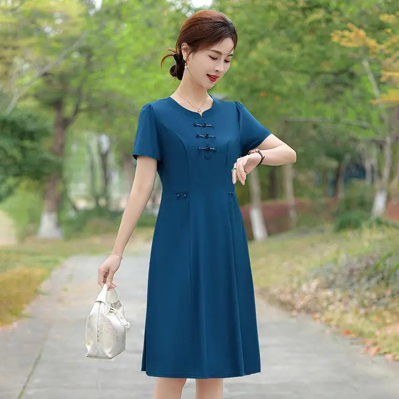 រ៉ូប Cheongsam បែបទាន់សម័យសម្រាប់នារី ក V ដៃខ្លី រន្ធចំហៀង រ៉ូបស្លីមបែប Retro Midi