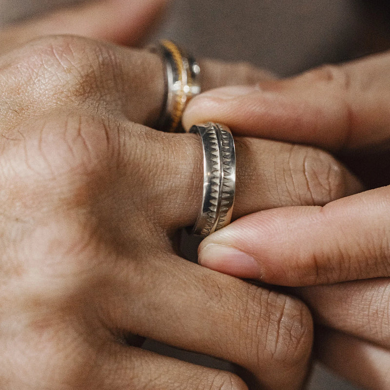 ចិញ្ចៀន Maden Vintage Open Ring រចនាបថ Navajo ពណ៌ស លង្ហិន ចិញ្ចៀនម្រាមដៃអាចលៃតម្រូវបាន Unisex គ្រឿងអលង្ការជនជាតិសម្រាប់បុរសស្ត្រីគូស្នេហ៍អំណោយ
