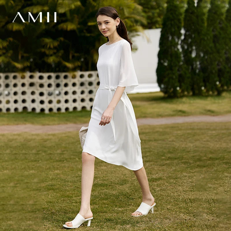 រ៉ូប Amii សម្រាប់នារី រចនាប័ទ្មថ្មី កអាវ O-Neck ផ្ទុយស្រឡះ ធ្វើពីក្រណាត់ប៉ាក់ ជាមួយខ្សែក្រវ៉ាត់ រ៉ូបពណ៌ខ្មៅតូចរលុង 12522128