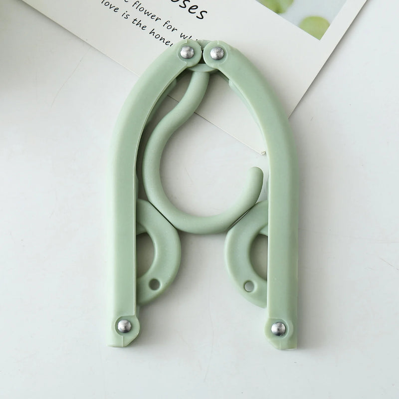 2pcs Travel Folding Hanger,Portable Folding Hangers - Durable Plastic, Suitable for Travel And Home Use with Anti-Slip Grip.