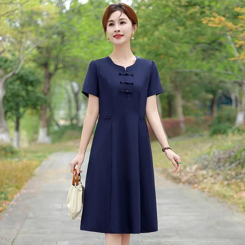 រ៉ូប Cheongsam បែបទាន់សម័យសម្រាប់នារី ក V ដៃខ្លី រន្ធចំហៀង រ៉ូបស្លីមបែប Retro Midi