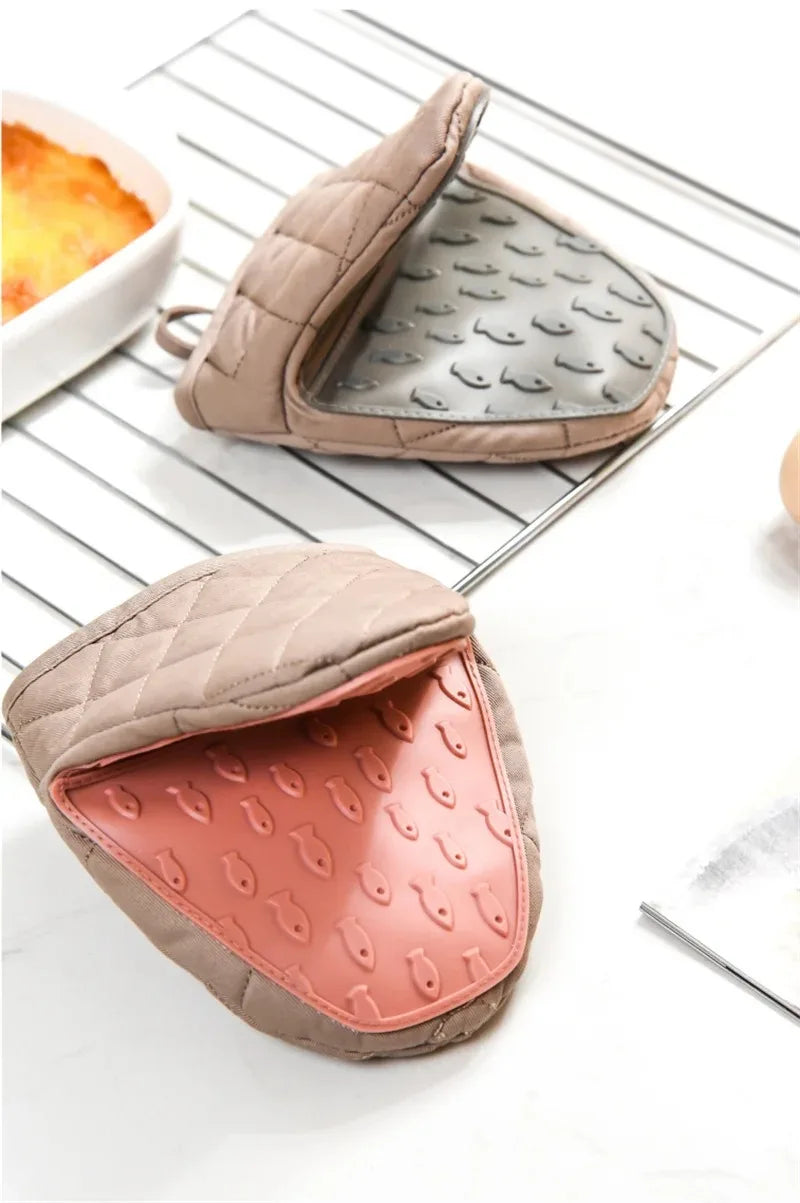 1PC Fish Shaped Silicone Anti Scald Oven Gloves Kitchen Silicone Gloves Tray Dish Holder Oven Gloves Multi-purpose Gloves 1PC