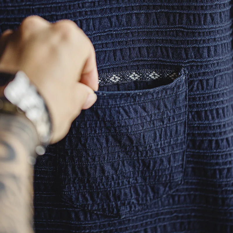 អាវយឺត Maden Retro Indigo ប៉ាក់លំនាំរលក Jacquard រលុងសមល្អពណ៌រឹង អាវយឺតដៃខ្លីសម្រាប់បុរសរដូវក្តៅ