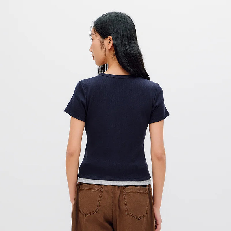 អាវយឺត Semir សម្រាប់នារី រាងខ្លី បែបស្រទន់ មើលទៅមានស្រទាប់ៗ ស្មាត្រង់ រដូវក្តៅ ឆ្នាំ២០២៦ ម៉ូដសាមញ្ញប្រចាំថ្ងៃ