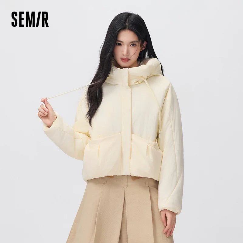 អាវក្រៅ Semir សម្រាប់នារី មានក្រណាត់ មានហ៊ូដ រាងប៉េងប៉ោង រលុង ស្ទីលតិចតួចបំផុត ឆ្នាំ២០២៦ ស្ទីលស្លៀកពាក់ប្រចាំថ្ងៃរដូវរងាថ្មី ស្ទីលធម្មតាសម្រាប់ទីក្រុង