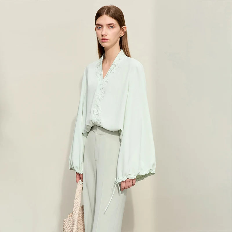 អាវស្រី Amii Chiffon រដូវស្លឹកឈើជ្រុះឆ្នាំ ២០២៦ អាវក V ថ្មីប៉ាក់អក្សរលើអាវដៃវែងឆើតឆាយសម្រាប់ស្ត្រីរលុង ១២៤២១០២៨