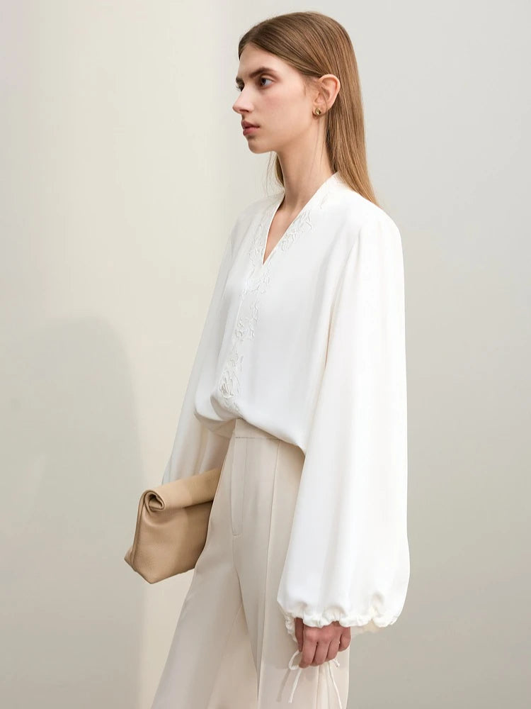 អាវស្រី Amii Chiffon រដូវស្លឹកឈើជ្រុះឆ្នាំ ២០២៦ អាវក V ថ្មីប៉ាក់អក្សរលើអាវដៃវែងឆើតឆាយសម្រាប់ស្ត្រីរលុង ១២៤២១០២៨