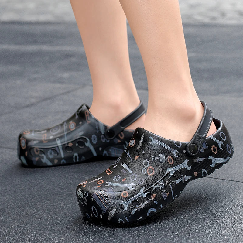 Men's Work Clogs with Tool Print, Anti-Slip Oilproof Chef Shoes, Comfortable EVA Closed Toe Shoes for Restaurant, Garage, Garden
