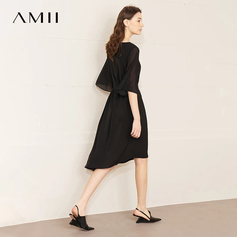 រ៉ូប Amii សម្រាប់នារី រចនាប័ទ្មថ្មី កអាវ O-Neck ផ្ទុយស្រឡះ ធ្វើពីក្រណាត់ប៉ាក់ ជាមួយខ្សែក្រវ៉ាត់ រ៉ូបពណ៌ខ្មៅតូចរលុង 12522128